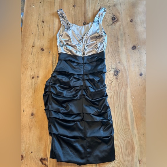 Le Chateau Black and Cream Floral Midi Dress - Picture 3 of 3